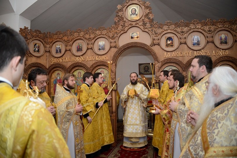  Первый викарий Киевской Митрополии архиепископ совершил Божественную Литургию в храме Трех Святителей Святошинского благочиния